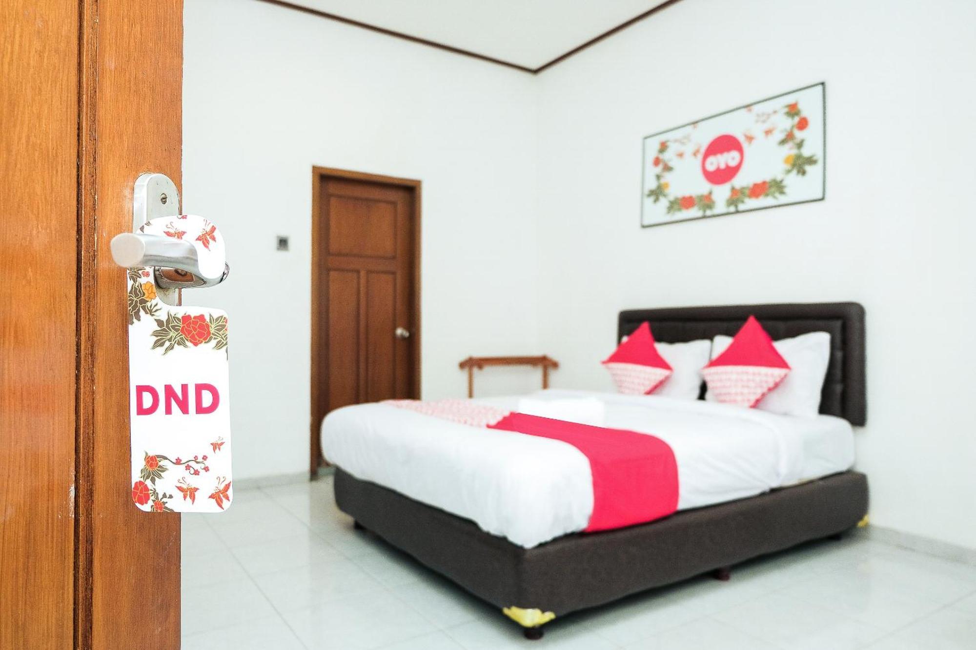 Super Oyo 353 Loesje Guest House Syariah Malang Exterior foto