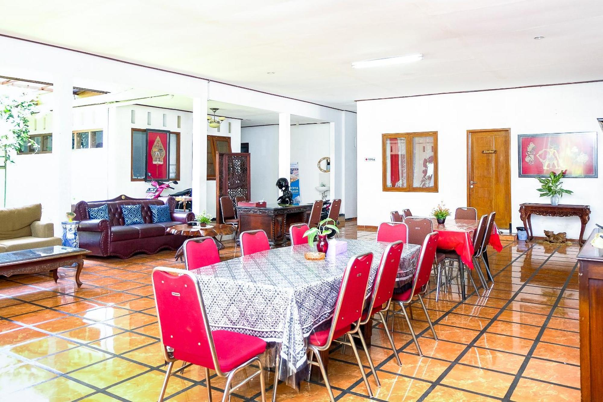 Super Oyo 353 Loesje Guest House Syariah Malang Exterior foto