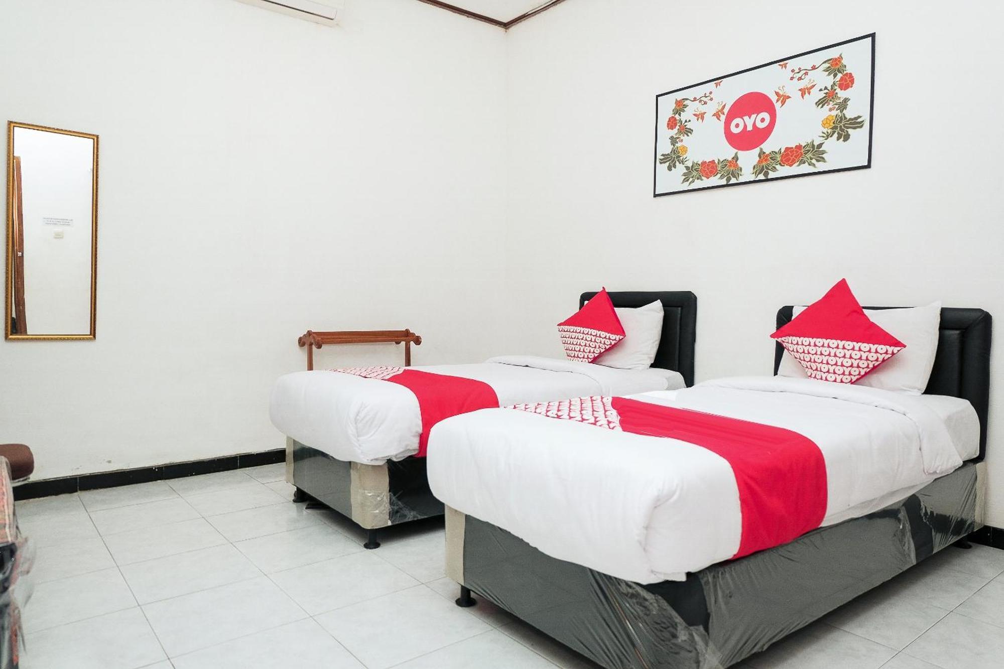Super Oyo 353 Loesje Guest House Syariah Malang Exterior foto