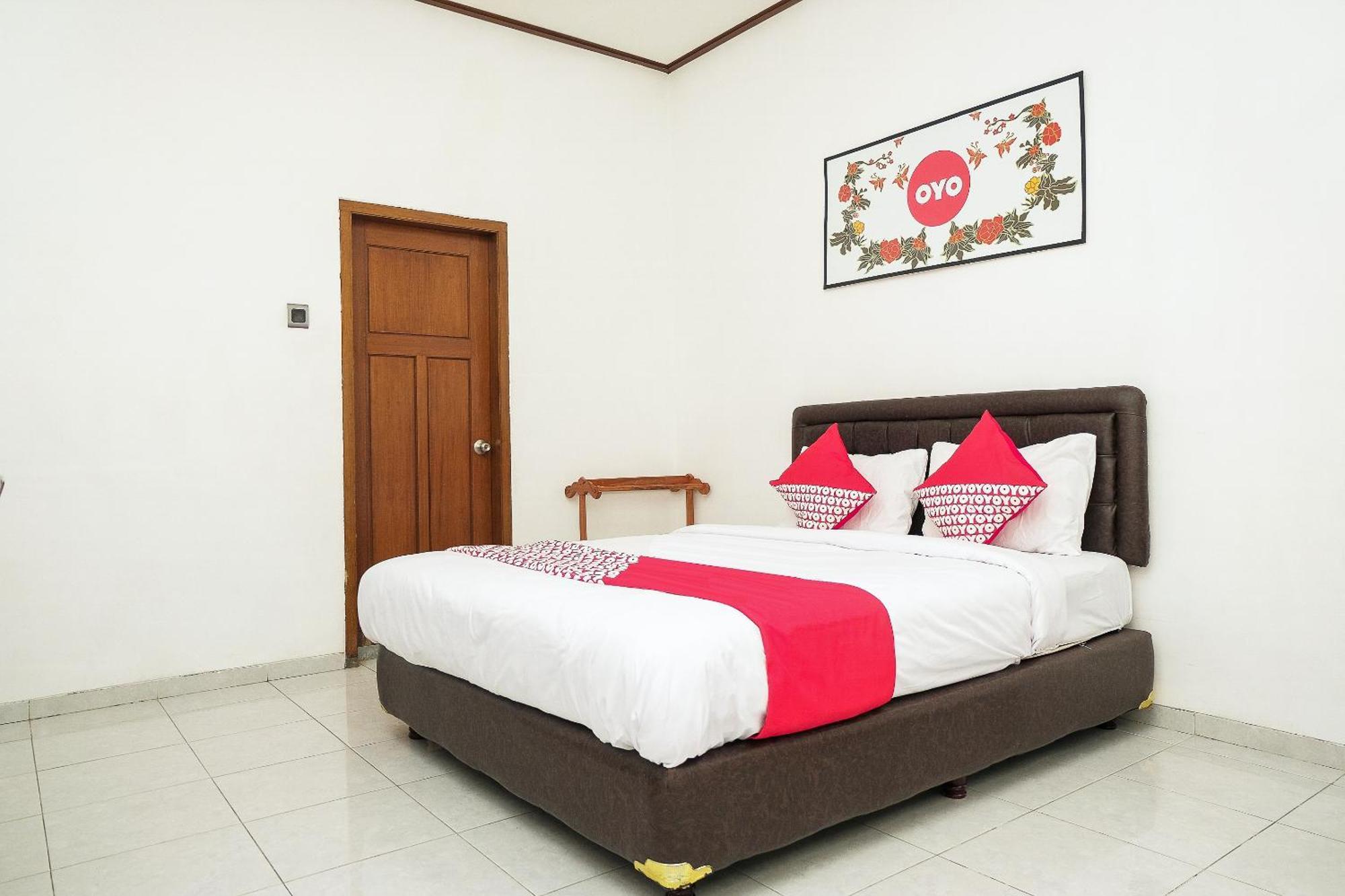 Super Oyo 353 Loesje Guest House Syariah Malang Exterior foto